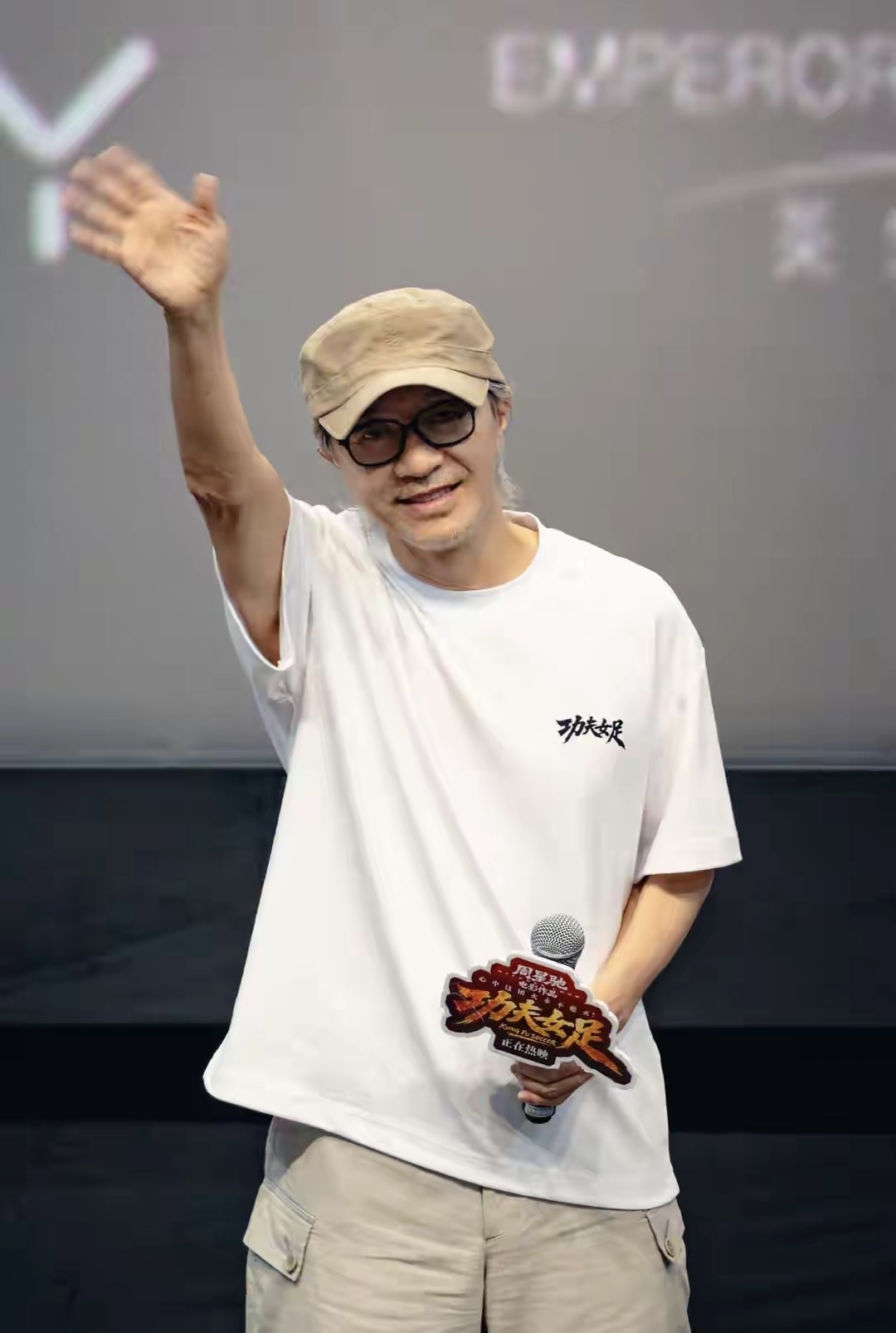 64岁的周星驰，
抵押最后一套房，
《功夫女足》票房破20亿。 
他一个人住太平山别墅，
头发全白。 
我查了下…… 
64岁还抵押房子拍戏的， 
全国找不出第二个。 
他这一辈子让别人笑了几十年， 
自己的热闹，
倒没人陪。 
点个关注，随时分享世间奇闻趣事，谢谢～