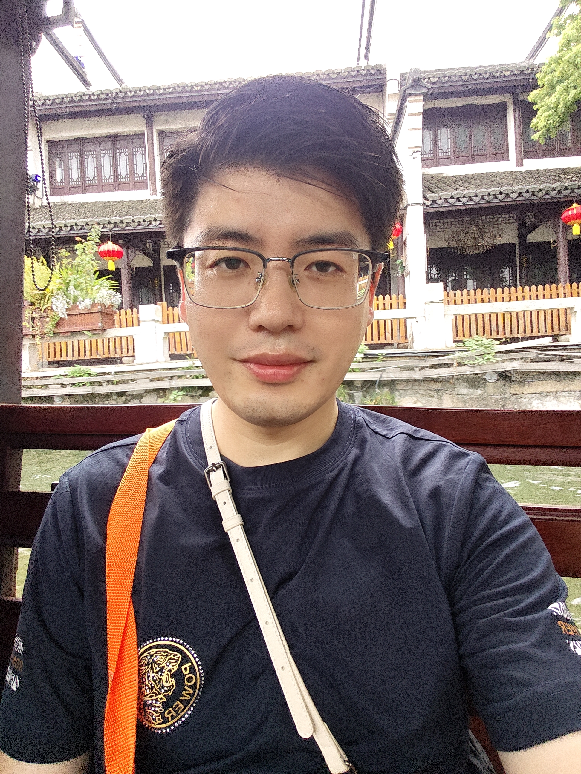 昨天请了一天假去见女朋友
原以为见面会尴尬
毕竟最近两个人
因为一个礼物拉扯了好