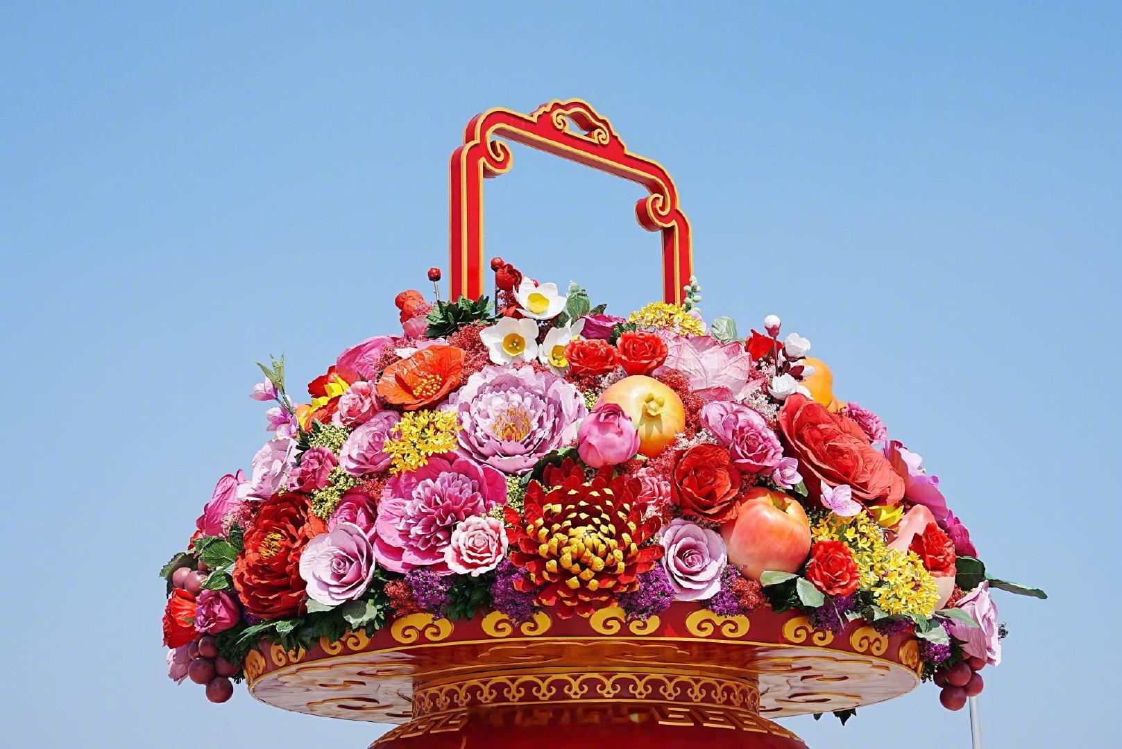 #祝福祖国大花篮主体亮相#天安门广场，巨型大花篮主体正式亮相。繁花似锦，硕果累累，牡丹、月季、石榴、柿子齐聚花篮之中￼￼￼。

篮身镌刻祝福祖国、欢度国庆，1949‑2026，山河锦绣，岁岁安康。国庆的氛围感，已经拉满✨ ​