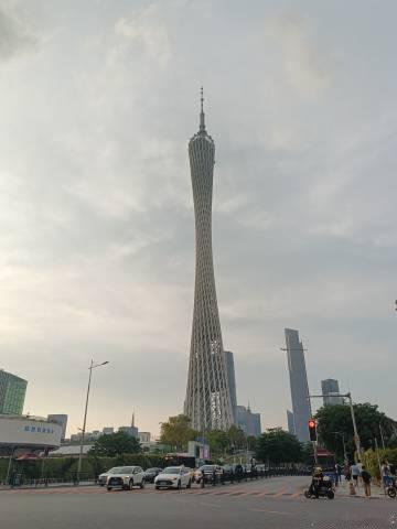 一边广州塔<br />一边赤岗塔