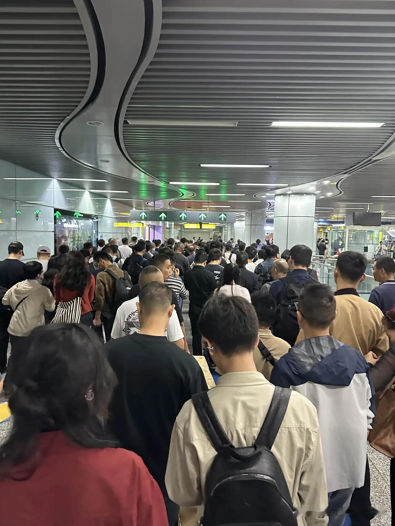 摩博会火成什么样？进馆要排长队，9月19日上午9点的重庆悦来地铁站，出站人流挤得堪比国庆夜的重庆大剧院站。2026中国摩博会以史上最大规模开馆，直接把机车圈的热度拉到了顶点。
 
就在前几年，很多人还觉得摩托车正在慢慢淡出大众生活，行业前路疲软。但今年的重庆摩博会彻底翻盘：张雪机车登顶世界之巅，重庆