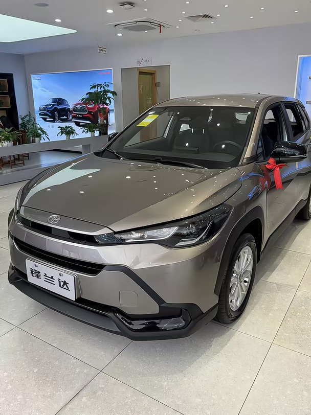🚗锋兰达，年轻人&小家庭首选紧凑SUV
车身小巧灵活，市区穿梭、小区停车毫无压力
全系TSS智驾+7气囊，安全配置厚道
双擎版本油耗省心，加92号油，日常通勤、国庆短途出游都适配，后排空间够用，后备箱能收纳露营装备。
#广汽丰田 #锋兰达 #广汽丰田国庆福利享不停 #适合女生开的车