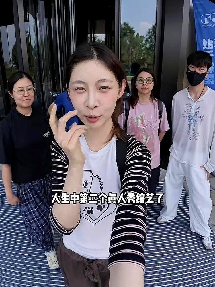 “网红和明星压根是两个物种。”痞幼这句话算是把圈里遮羞布扯了。

她在访谈里直接认怂，承认能力不够，扛不住艺人圈里攀关系和台面下的黑暗面。换赛道去当明星，网红攒的那点家底在别人地盘上立马清零。

普通人迟到扣五十块的难受明星根本不懂，明星的痛苦普通人也别上赶着去可怜。痞幼不挣扎也不装，知道自己端得起