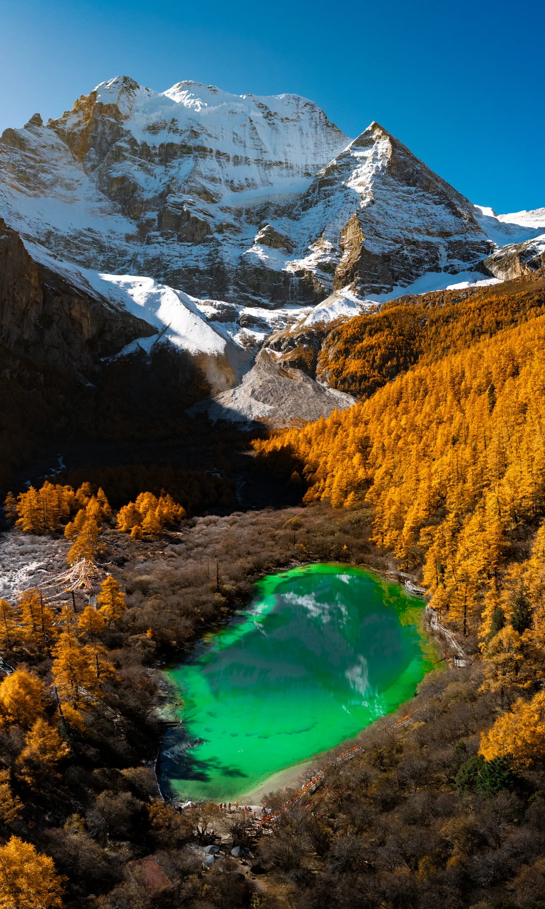 从此千秋无绝色，悦目是亚丁