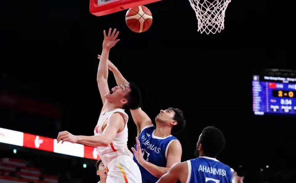 北京时间9月14日，2026年名古屋亚运会男篮小组赛迎来最后2场，即C组第三轮争夺。此役中国男篮以44分优势大胜菲律宾，小组赛三场累积净胜128分。至此，中国男篮也将菲律宾送出局，同时沙特男篮搭上八强末班车。此外，巴林大胜哈萨克斯坦，排名C组第二晋级八强。
【C组第三轮】
中国 105-61 菲律宾
巴林  ​