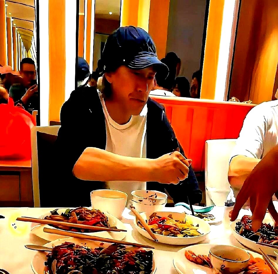 外界都猜周星驰和梁朝伟闹掰了，连生日聚会都不露面。

其实人家俩的交情要从1982年算起。当年一起考无线训练班，梁朝伟一把过，周星驰回去跑了六年龙套。

后来各自成名，同框确实少。

私下聚会时，这俩人坐一块，经常半天憋不出一句话。可一旦谁起了个头，聊到电影创作怎么拍，好家伙，俩人能滔滔不绝聊半宿。