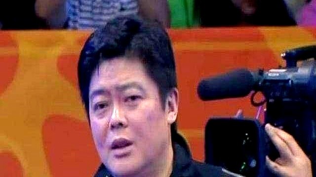 张本智和摔拍子时，邱建新眼皮都没抬，丢下一句“接着练”。

打赢比赛后，他也是盯着录像泼冷水：“这分是对手送的，不是你行。”他给人讲失误只花三四十秒，全捏在重点上。

水谷隼回忆训练，以为终于练完了，结果又听到一句“接下来多球”。

对自己亲儿子，他一样下狠手，把邱党练成了德国国手。不过石川佳纯赢下