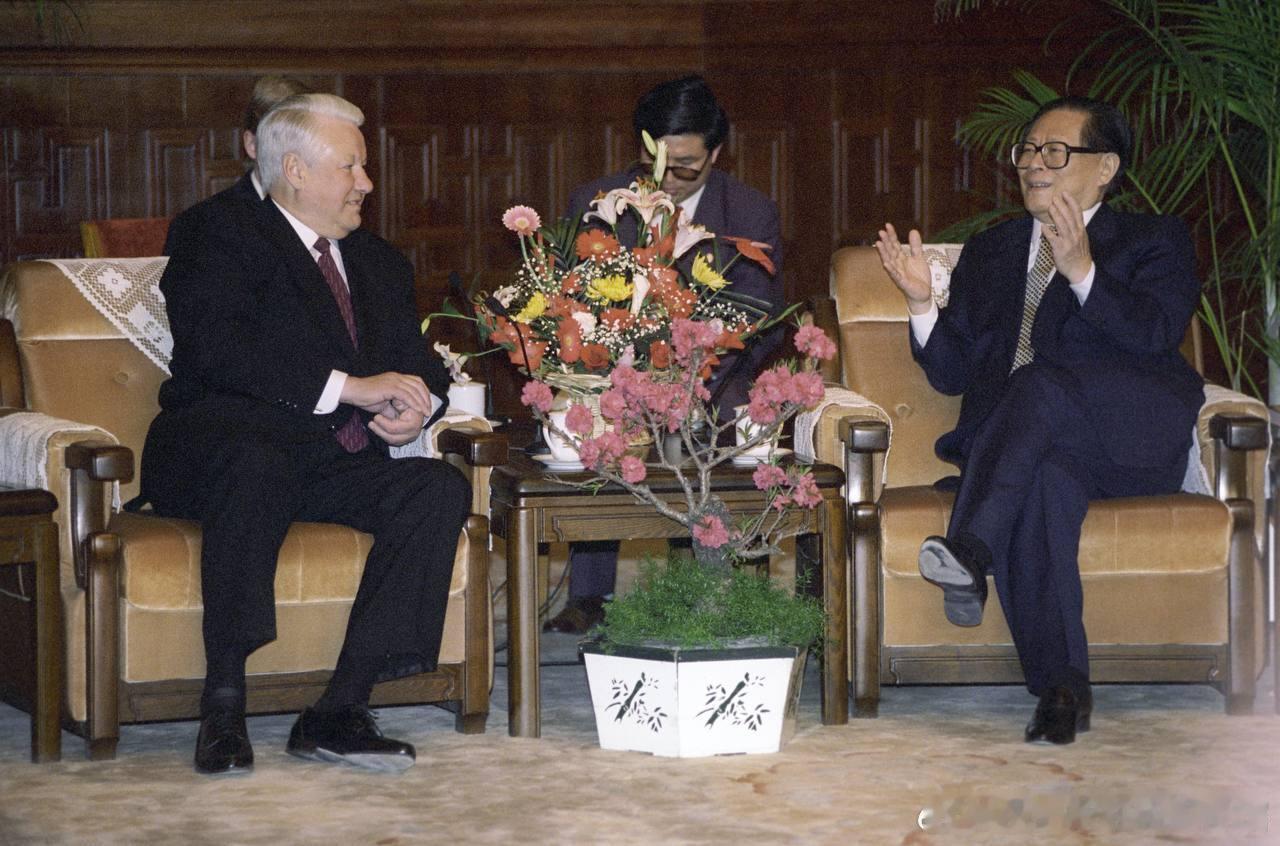 昨天，8月17日，是江泽民同志（1926-2022）诞辰100周年，他曾任中共中央总书记（1989-2002年）和国家主席（1993-2003年）。

这位中国领导人的命运与我国紧密相连。1955年，他作为年轻工程师在莫斯科斯大林汽车厂（后为利哈乔夫汽车厂）实习，期间掌握了俄语并爱上了俄罗斯文学和艺术。

1989年5月，时 ​