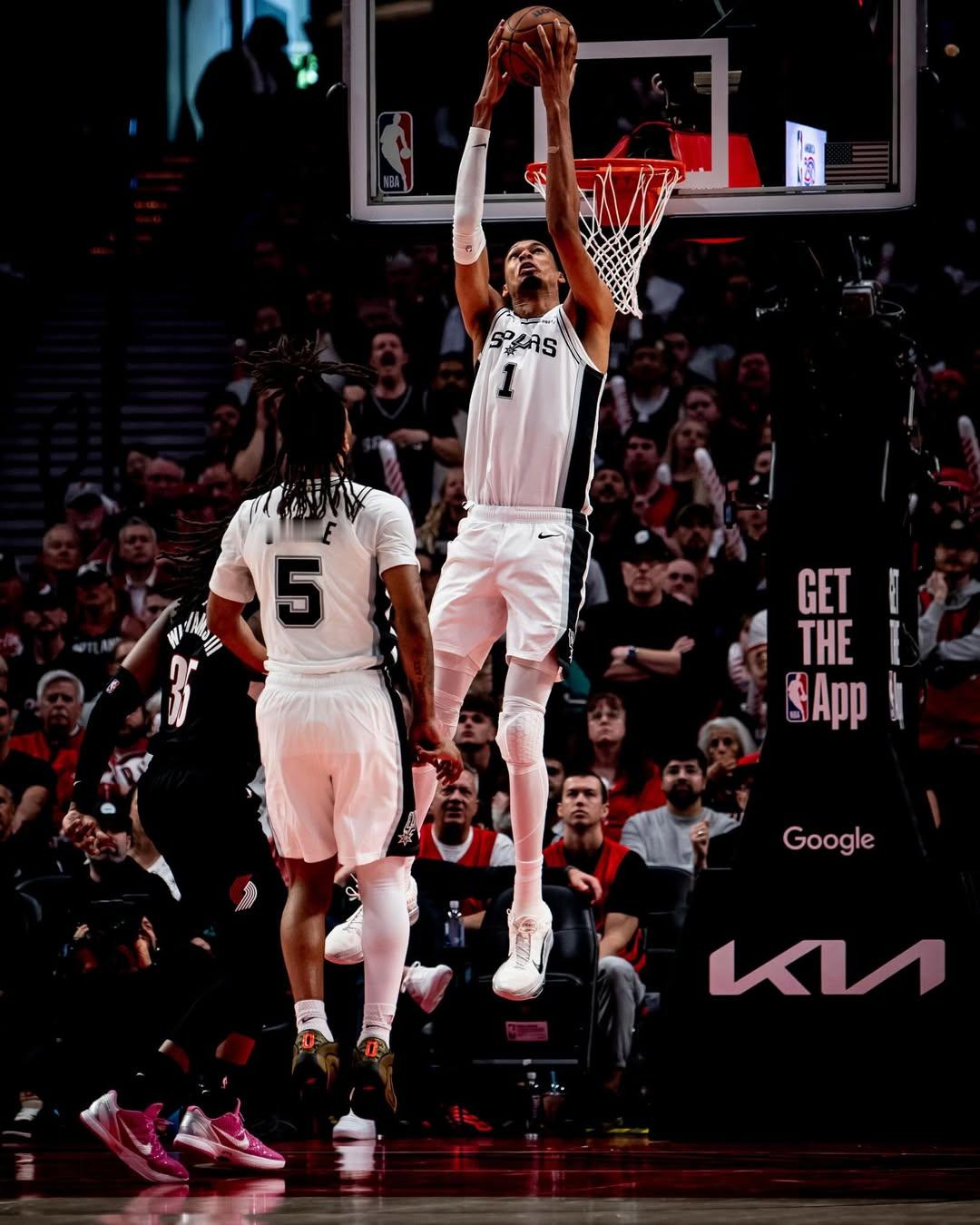 文班亚马复出了，又打出了典型的他的数据。27分11篮板3助攻4抢断7封...