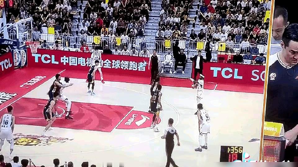 广东队这球吹得全场发懵，进球不算，人还直接被罚下了！    4月14日...