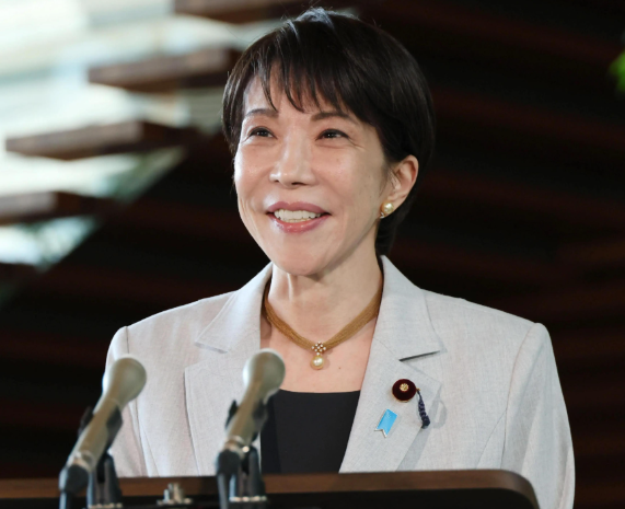 高市早苗的立场终于转变了？9月17日，高市早苗公开表态：中国是日本的关键邻邦。她提到，日方将全方位拓展互惠合作，搭建富有建设性且稳定的两国关系，并将从本国国家利益出发，理性地解决中日矛盾。

很多人看到这话第一反应估计都是：这太阳打西边出来了？
毕竟说出这话的人，可是高市早苗。

2025年11月，