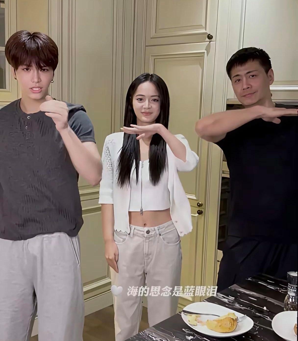 昨晚刷到邵兵家俩孩子的近照，我算是琢磨明白了：星二代想端演艺这碗饭，光长得好看真不行。

你看邵兵闺女那长相，真绝。不是那种千篇一律的流水线网红脸，而是跟安以轩同款的大五官。明艳大气自带气场，往镜头前一站，观众看一眼就能把这脸刻在脑子里。
再看看她弟弟，走的是那种精致的韩系爱豆路线。妆造一上确实帅，