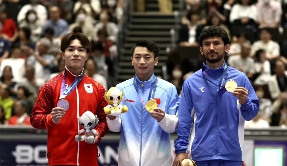 亚运会体操落幕   42枚奖牌/全部落位，最终奖牌榜如下  第3不是韩国

1，男子单杠金牌—田昊

2，男子单杆银牌—冈慎之助

3，男子单杆铜牌—尤洛

本届亚运会决出的体操第十四金

这事表面看是“单杠领奖台换了几张脸”，实际上是体操这块老金牌池，正在从“中日轮流坐庄”变成“菲律宾、哈萨克斯坦