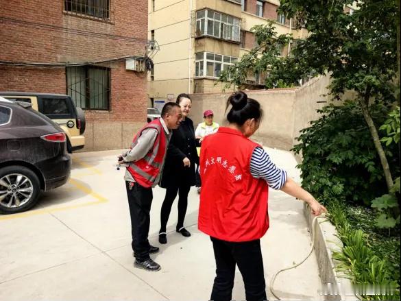 兰州正宁路社区网格赋能解民忧【正宁路社区近年来协调解决各类纠纷120余件】近年来，兰州市白银路街道正宁路社区深化协商议事机制，运用“倾听—疏导—协商—落实”四步调解法化解矛盾：永昌路24号两户居民因下水返水引发争执，网格员采取“背对背倾听、面对面疏导”方式耐心劝导，最终双方握手言和，社区安排工人疏通管道、住户承诺修补墙面；依托“友邻议事会”和“掌上四合院”平台，累计协调解决各类纠纷120余件，真正实现“小事不出网格、矛盾就地化解”。同时，社区将汽车工业公司北家属院纳入重点改造计划，清理杂物、硬化路面、修复设施、引进物业，让1973年建成的老院子彻底焕新颜；联合派出所开展反诈宣传、组织青年团员开设公益暑期辅导班，用一件件实事回应居民期盼。从“红脸争执”到“握手言和”，从“脏乱差”到“亮堂堂”，社区用党建引领这根“绣花针”穿起民生服务的“千条线”，让老社区的幸福感看得见、摸得着。（via:）同城热点创作计划兰州城关市场监管优化营商助个体户
