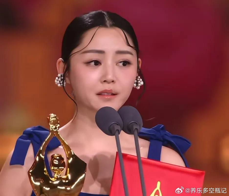 果然评价一个人不能只看学历
不信你看卫诗雅
她获得百花奖视后的获奖感言，让所有在场的人听了都觉得是种享受
卫诗雅的学历并不高，据说没有读过大学，
可就是这样一个人，一开口，全场都安静了。
而是她说了这样一段话：
“一部好电影可以改变人生，可以令我们活得更好。”
然后分享了《破·地狱》里的 ​