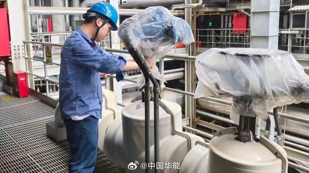 #直击救援救灾一线# 【华能福建分公司闻“汛”而动 全力筑牢安全堤坝】今年第18号台风“沙德尔”于3日在漳州古雷沿海第三次登陆，受强对流天气及台风环流影响，福建多地遭遇持续强降雨，据气象部门统计，9月3日6时至9时福州累计降雨量达103.3毫米，仅用3小时达到大暴雨量级，防汛形势严峻复杂，暴雨预 ​