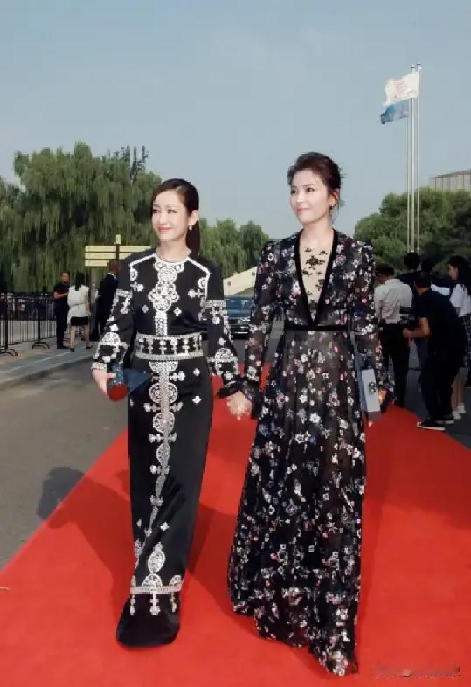 娱乐圈的人都知道，刘涛和秦海璐的关系是最好。秦海璐说：“我和刘涛之间，没有什么不能说的。”没有功利捆绑、没有利益算计，纯粹的惺惺相惜......
 
刘涛把手机搁在茶几上，屏幕还亮着，是一条新戏邀约的简介。她往后靠进沙发里，没说话。
 
秦海璐从厨房走出来，手里拿着两杯水，一杯递给刘涛，自己拿着另一