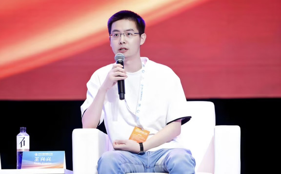 关于宇树科技「一个超过100元的报销都需要亲自审批」，这个东西得看，是必须王兴兴手动审批，还是流程中抄送，以及这是哪个部门？
	
然后小心眼、事无巨细这方面，我知道他是个巨在意细节的人。
	
但这不算缺点，我可以轻松举例出几个现在都是大佬级的人，曾经也是如此。
	
某国内Top10富豪，业内出名铁公鸡，各种被员工骂，但人家经历几波浪潮，财富只增不减；还有某大哥，你要得罪过我，我让你今生再无翻身机会；还有某全国连锁超市大佬，人家矿泉水都得看价格，贵的不喝……
	
咋说呢？
	
我觉得没啥。
	
不过，我依旧支持大家狠狠声讨，希望宇树科技还可以再跌跌，等市值2000亿以内后，我就可以准备入场啦。