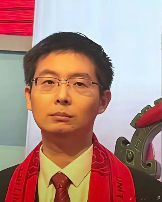 没有因上市，喜形于色，也没有画饼，那接下来宇树科技在资本市场价格来回翻飞，起起落落，股民都怨不到王兴兴他头上，要怪只能怪资本，怪散户自己太贪婪。

而王兴兴只要做好自己份内事，该干嘛干嘛，该研发该创新，反正已经融到钱，至于股价涨跌，也不是他能控制，王兴兴更多考虑企业未来发展，而不是 ​