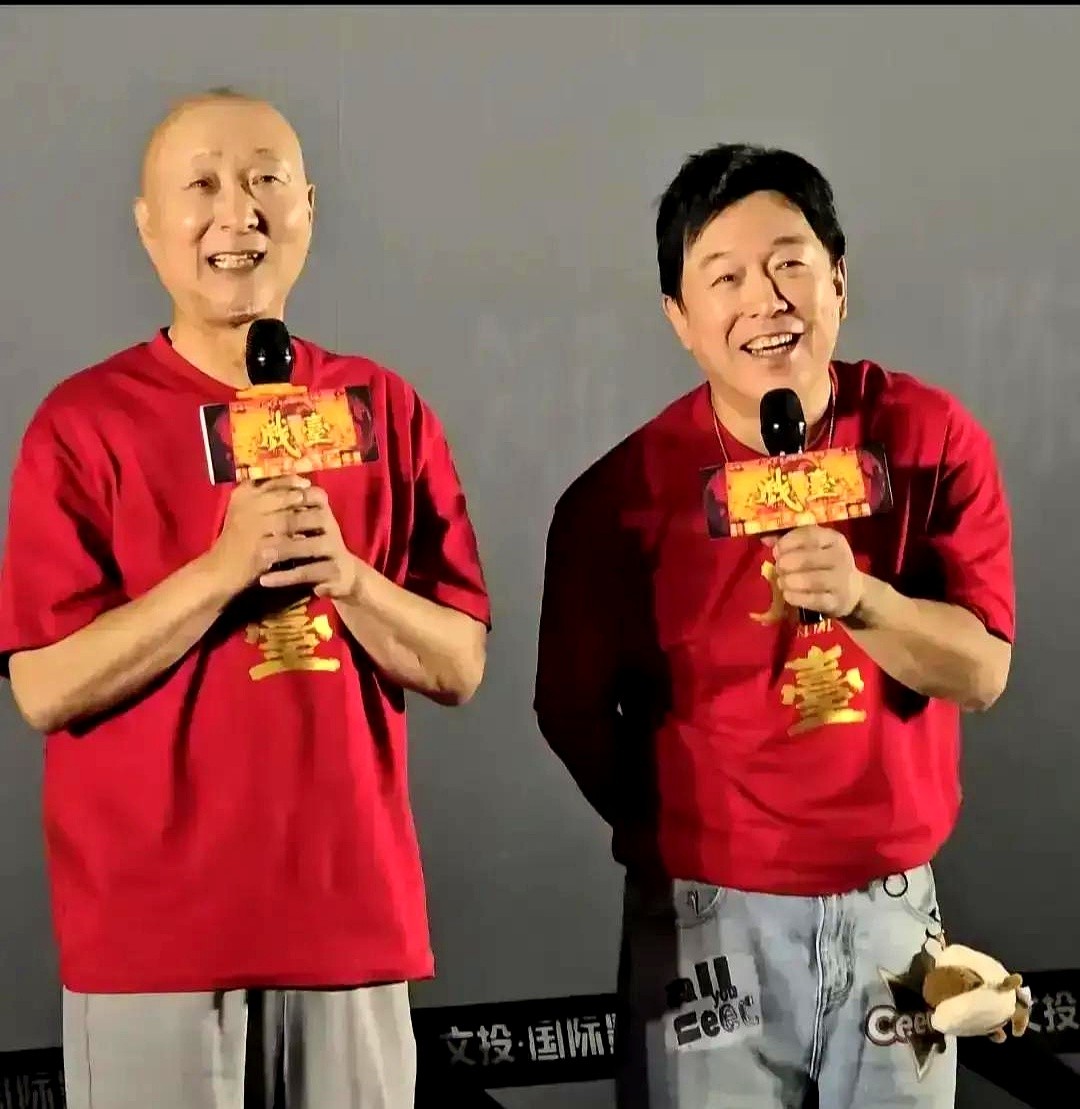 陈佩斯拍《戏台》，坦白跟黄渤说给不起高片酬。

黄渤一口答应，连档期都没问，第二天就进了破旧厂房改的排练厅，冻得直哆嗦也一声不吭。

开机没多久钱就烧光了，陈佩斯打算卖昌平的房子。

老搭档朱时茂知道后，直接把钱打过来，撂下一句话：“赔了算我的，赚了还我本金就行。”

姜武自己找上门要演反派，说片酬