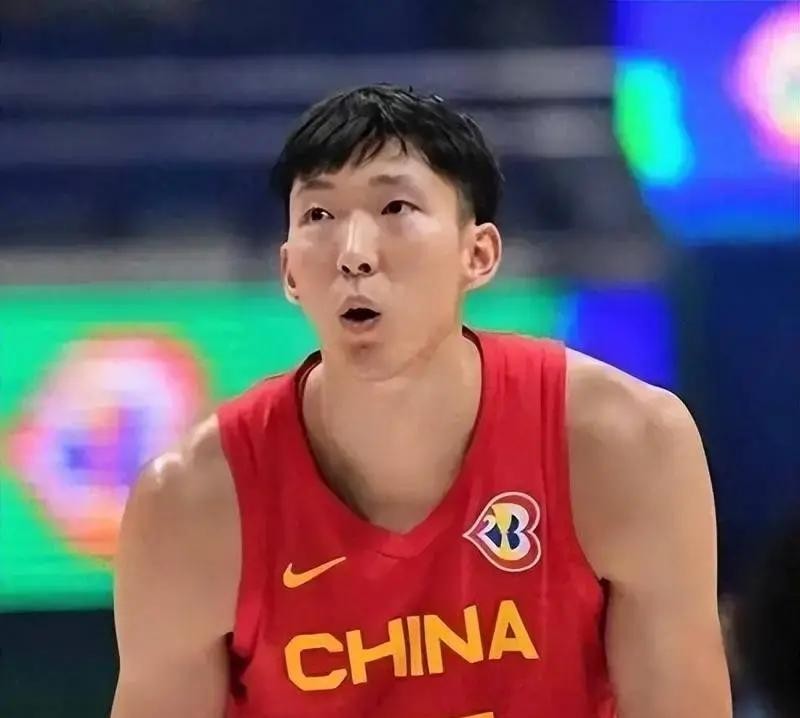 周琦主动请缨被郭士强拒之门外，带伤入选的余嘉豪却篮板被爆，同样没参加夏训的两个人待遇天差地别，男篮第四名的账到底该算在谁头上
周琦整个夏天没有伤病，一直在积极恢复训练，国家队征询意愿时他明确表态“只要队伍需要，自己义不容辞”，北京首钢甚至提前做好了放人准备。郭士强的回应很干脆：不行，理由是没参加夏天