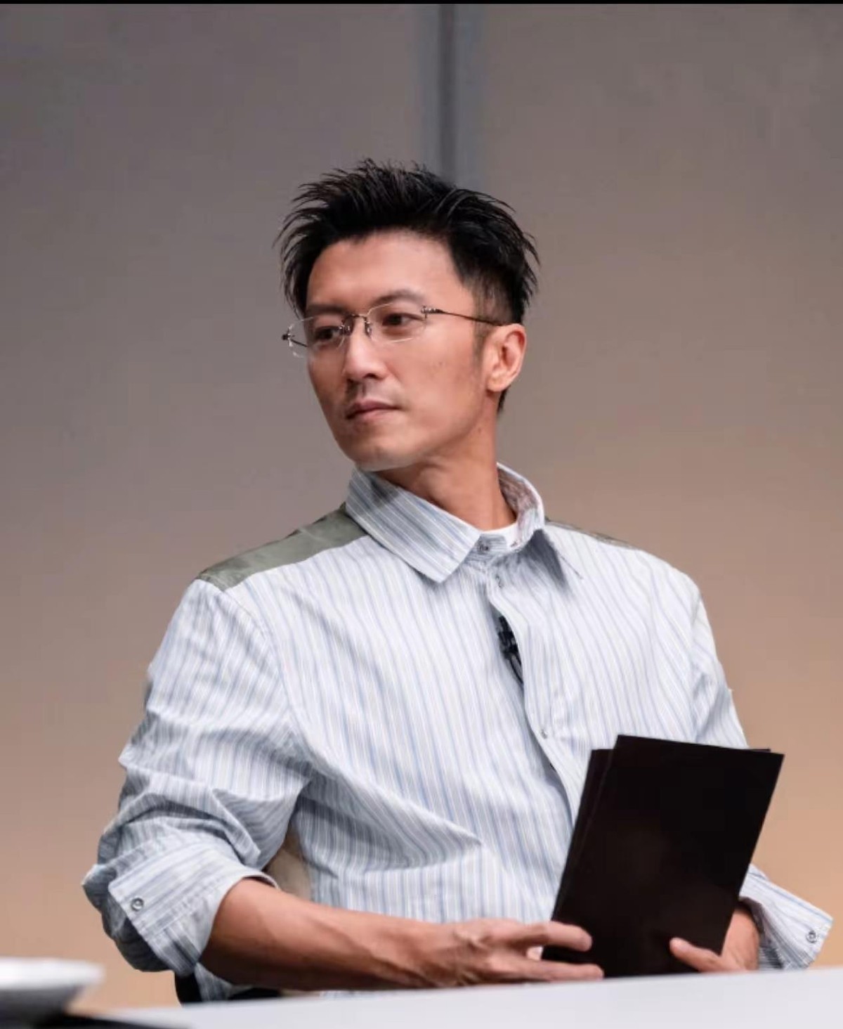 谢霆锋和王菲到底会不会分手，我不敢下定论。但有个细节挺有意思：他公开或广为人知的几段感情里，戴辛尉、赵学而、王菲都比他大，张柏芝和他同年。王菲大他最多，偏偏也是纠缠最久的一位。
普通人谈恋爱，常被劝“找年纪相当的”，可谢霆锋兜兜转转，似乎更被成熟知性的姐姐吸引。是原生家庭影响，还是性格使然？谁也说不