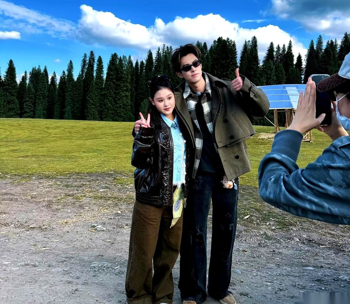 黄晓明刚晒出的一组新疆录制合影里，站在一堆一米八几大高个正当中的，是跳水姑娘张家齐。
王鹤棣、黄子韬、邵子恒还有脸脸全在场，镜头扫过去，这群平日里镜头感极强的大男人，身子全都不自觉地往两边侧。
在戈壁滩漫天刮起的阵风里，几个身形高大的哥哥下意识往外挪了半步，用肩膀把迎面的风口挡严实，而裹着厚外套的张