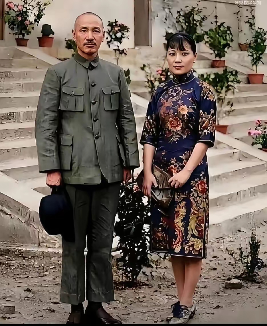 蒋介石和宋美龄，两个千古罪人的合影！

1934年，蒋介石和宋美龄留下了这张合影，就是两个土帽，与我们平时在影视剧看到的二人形象还是有比较大的差别。

实话实说，论长相，蒋介石确实还是比较帅的，可宋美龄长相一般般，按道理，蒋介石是不可能看上宋美龄的。

或许，蒋介石看上的，不是宋美龄，而是宋家的财富