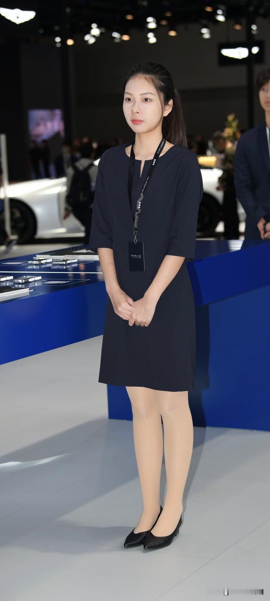 时尚的职场穿搭中，简约优雅永不过时。黑色连衣裙搭配黑色高跟鞋，绝对是展...