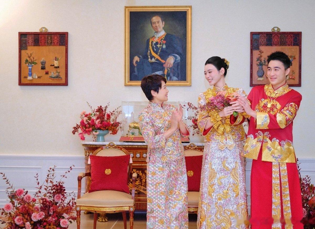 奚梦瑶ins更新
何猷君奚梦瑶中式婚礼，金褂加身仪式感满满 ​