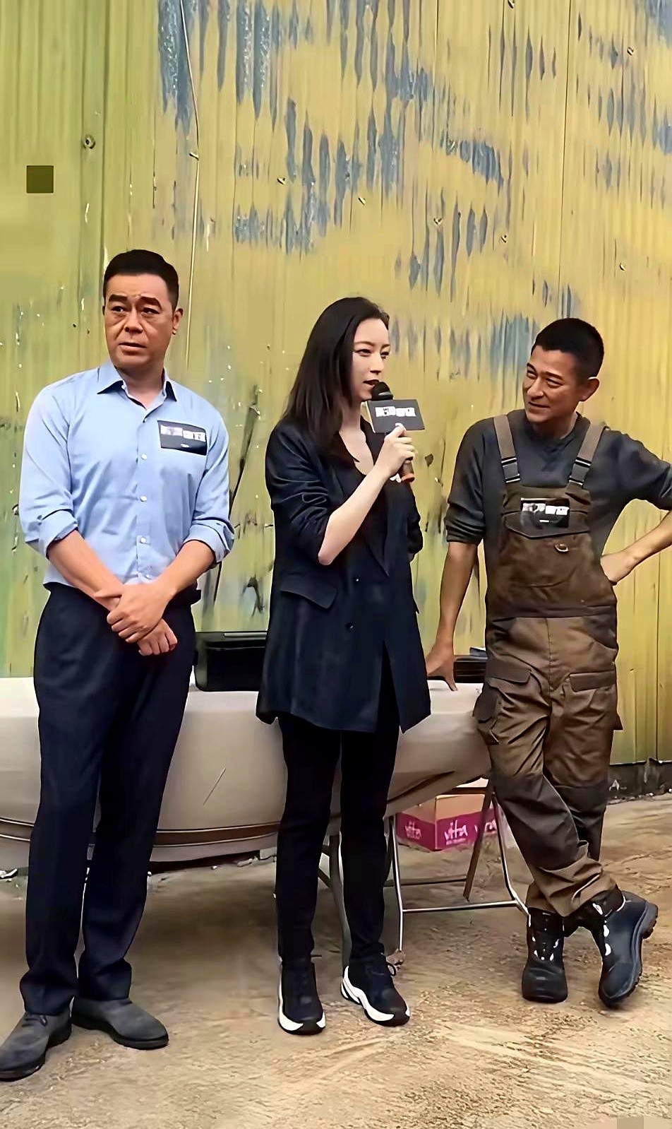倪妮转头搭话，刘青云却像尊雕塑盯着前方，硬是连个余光都没给。

同样是同框，刘德华和刘青云的反应简直是两个极端。刘德华全程嘴角上扬，眼神里全是欣赏，两人聊得有来有回，场面热络。

到了刘青云这儿，画风突变。面对倪妮主动示好，刘青云双手交叠，下巴紧绷，硬生生把“生人勿近”写在脸上，全程零视线交流。