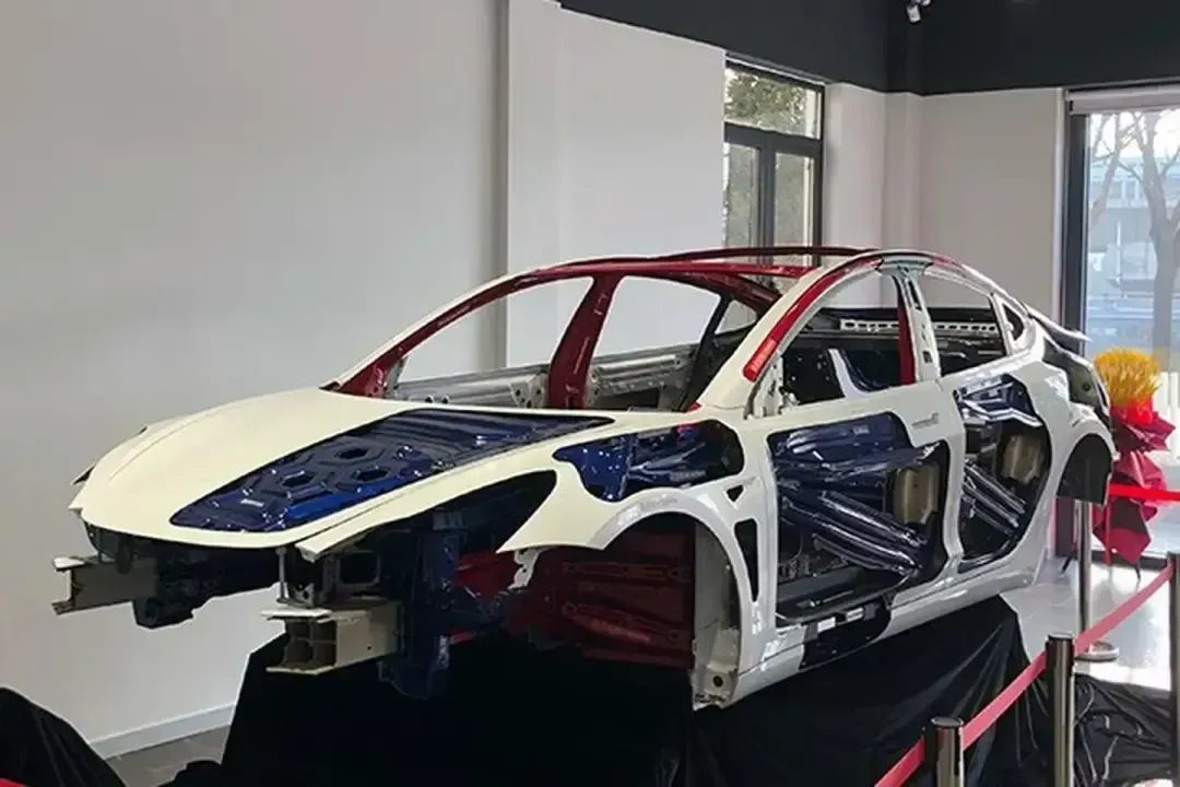 Model 3路口迎面“硬刚”大货车，车内二人毫发无伤 网友：下车第一件事就是再订一辆

从现场画面来看，在高强度撞击下，特斯拉的车头损毁严重，车轮直接脱落，但核心乘员舱区域却保持了相对完整的形态，未出现严重挤压变形，为车内人员留存了足够的生存空间；

同时电池组在剧烈撞击后未出现起火、漏液 ​