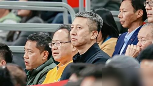 郭士强在汕头赛区看球，一句话把国家队选人标准给挑明了：态度大于天赋。
广东打山东，他坐场边盯着看。徐杰、徐昕这帮没赶上大赛的，全在名单上。老郭的意思很直接，别管你多能跳，场上不玩命就别想穿那身红。
赵睿、林葳没进，不是把门焊死了。前八轮联赛谁拼谁上，世预赛窗口期重新洗牌。
一边考察，一边还抽空