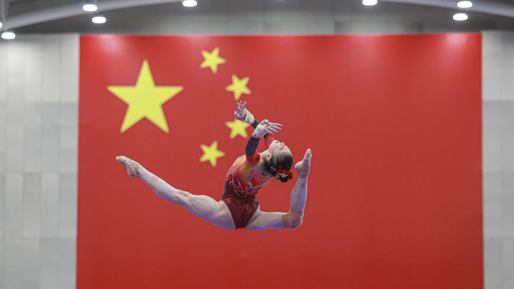 国家体操队进行了亚运会世锦赛实战测验，模拟真实赛场环境锻炼队员。队员张博恒、邱祺缘表示将全力以赴冲击团体、全能及单项金牌。教练员滕海滨强调要敢赢争胜，队医刘舒承诺做好医疗保障，全队团结一心为国争光。
实战测验安排：男、女队按亚运会团体决赛时间、赛制进行全流程演练，场馆播放日本队比赛画面并加
