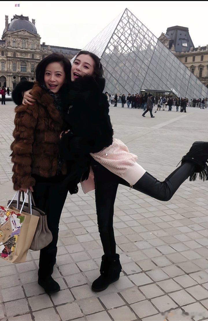 #angelababy[超话]#[兔子]#angelababy杨颖# 
今天来分享一个杨颖语录
 杨颖
我乃家中长女，十四岁背上行囊以模特身份出道，从香港辗转到内地，一路跌撞前行 。见过聚光灯下的万丈荣光，也接住漫天而来的非议与声响。从杂志镜头走到影视荧幕，靠综艺被万千人熟知，鲜花与荆棘始终相伴旅途。 ​