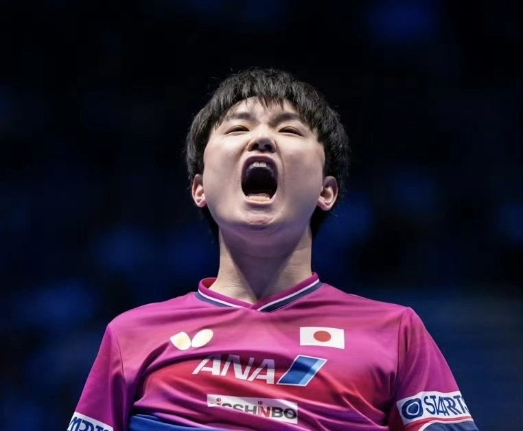 #张本智和亚锦赛冠军# 乒乓球亚锦赛男单决赛，19岁中国黑马李天阳对阵日本选手张本智和。首局李天阳连拿11分，并以11-1、11-9连拿两局，随后张本智和以11-7、11-8、11-7连扳三局，3-2完成大逆转，成功卫冕亚锦赛男单冠军！李天阳则无缘夺冠，获得亚军。#李天阳2比3张本智和##李天阳11比1张本智和# ​