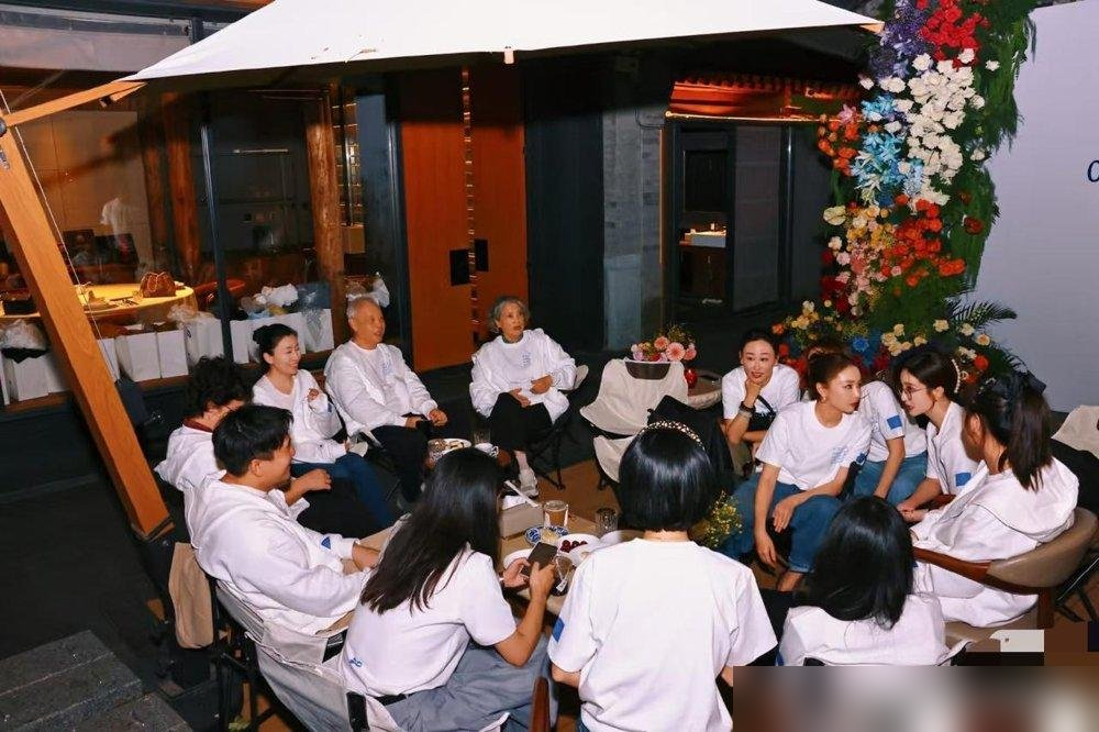 朱一龙把北电06级表演系20年聚会全包了，伴手礼还是他自己设计的。
同学陈伟栋开直播，说朱一龙全程不声张，提前把所有人的机酒、场地、餐饮全安排好，连伴手礼都按每个人喜好单独定制。有人到得晚，他就在门口等着。
陈伟栋说，最戳人的是朱一龙全程没提一句我请客，就坐在那儿听大家聊天，跟上学时一模一样。当