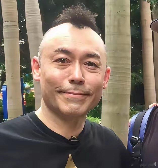当年黄家驹出殡，八个扶灵人里，有一个叫雷宇扬。三十多年后，轮到别人送他。62岁，胃癌。很多人记住他，是因为《阴阳路》里那个坐在坟前讲故事的人——谁能想到，戏里的画面，最后成了他自己。他这辈子没大红大紫，却娶了大美女主持人，小他21岁，陪他在广州安安稳稳过了半辈子。 ​