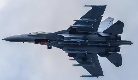 歼-16空优状态， 霹雳-10格斗导弹x2，霹雳-15中远程导弹x8