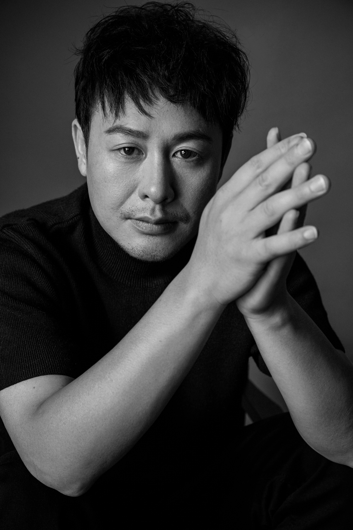 张颂文，走红真不是运气好
很多人认识张颂文，都是看《狂飙》里的高启强，一下子就火遍全国。
可很少有人知道，在爆火之前，他跑了好多龙套，熬了二十多年。年轻时候到处跑剧组试戏，经常被否定，没戏拍的时候收入很低，日子过得挺难。
他没有靠着颜值，也没有什么强大的后台，就是踏踏实实地琢磨演戏，把每一个小角色都