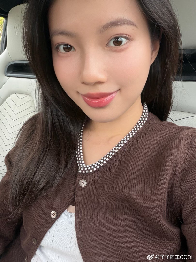 今日份“矮圆圆”～
（still向高圆圆老师道歉，对不起[老师好]）
（激光蚀刻的座椅太像随便冰淇淋了[哈哈]）  ​