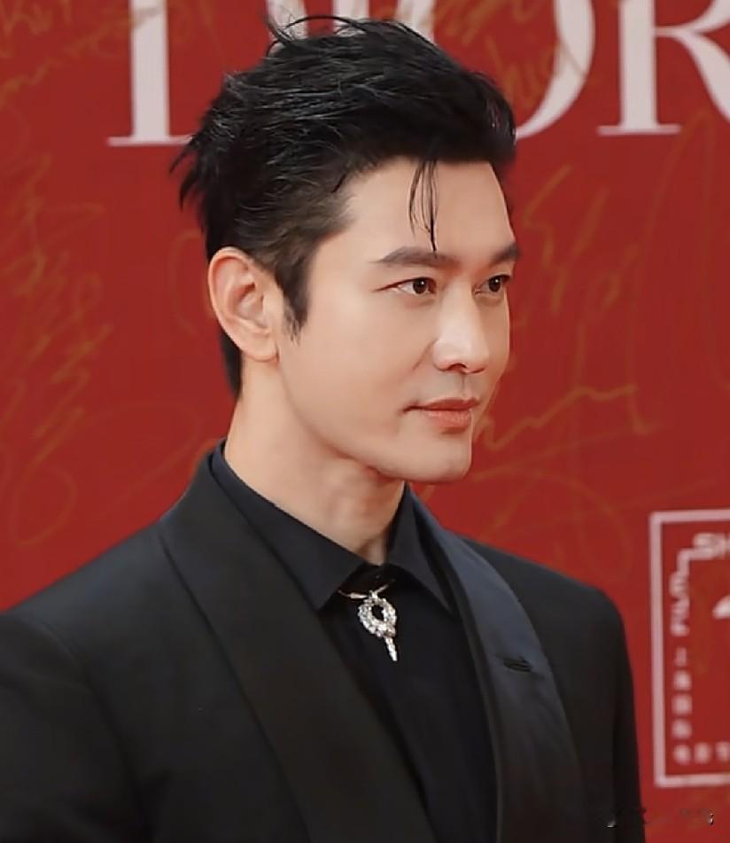 黄晓明最近这状态，其实给所有男的都上了一课。别管你多大腕儿，兜里多鼓，感情账算不清，照样栽跟头。

他这两年的路数，明眼人都看得见——离婚后拼命想立好男人人设，结果越立越崩，新恋情曝光后口碑直线下滑，电影票房扛不住，综艺里也透着一股强撑的劲儿。这背后不是八卦，是实打实的生存法则。

第一，别把婚姻当