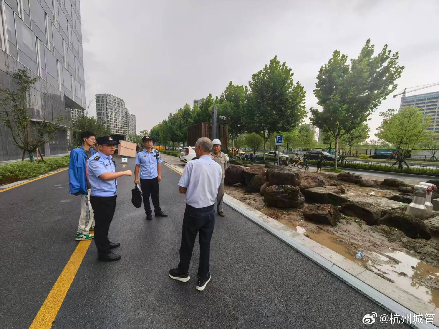 #浙就很杭州#【制止违规施工作业 守护燃气运行安全】近日，上城区综合行政执法局彭埠中队在日常巡查中发现，有施工单位擅自进入燃气设施保护区域开展施工作业，存在挖破燃气管道的重大安全风险。执法人员第一时间赶赴现场，当即制止违规施工行为，开展现场取证，向施工负责人宣讲燃气保护相关法律法规 ​