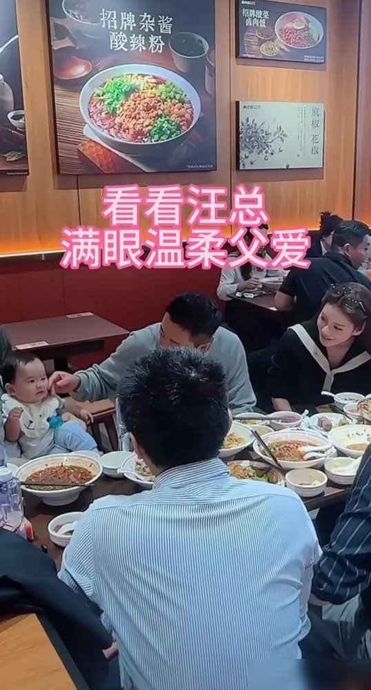 汪小菲带儿子出席活动，全程眼睛就没离开过孩子，那眼神软得都不像他了。
以前在直播间拍桌子骂人的狠劲，在儿子面前全收起来了，低头递水、帮忙擦手，动作熟练得很。
马筱梅前几天直播还提过，朋友通风报信说汪小菲带“辣妹”打高尔夫，她一查日期，那天穿百褶裙戴帽子的就是她自己。
两口子日子过得挺稳，张兰也