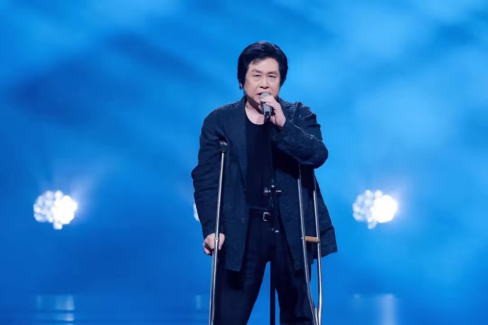 郑智化又回内地捞金了，还上了2026湾区升明月，唱《水手》。
去年10月25日他在深圳机场发飙，说升降车司机冷眼看他连滚带爬进机舱，话里话外全是没人性。结果第二天监控一放，俩地勤扶着、拐杖撑着，稳稳当当走进去的。
他自己随后道歉，说是一时气话，接着又把微博清了个干净。几个月不吭声，现在台子一亮，
