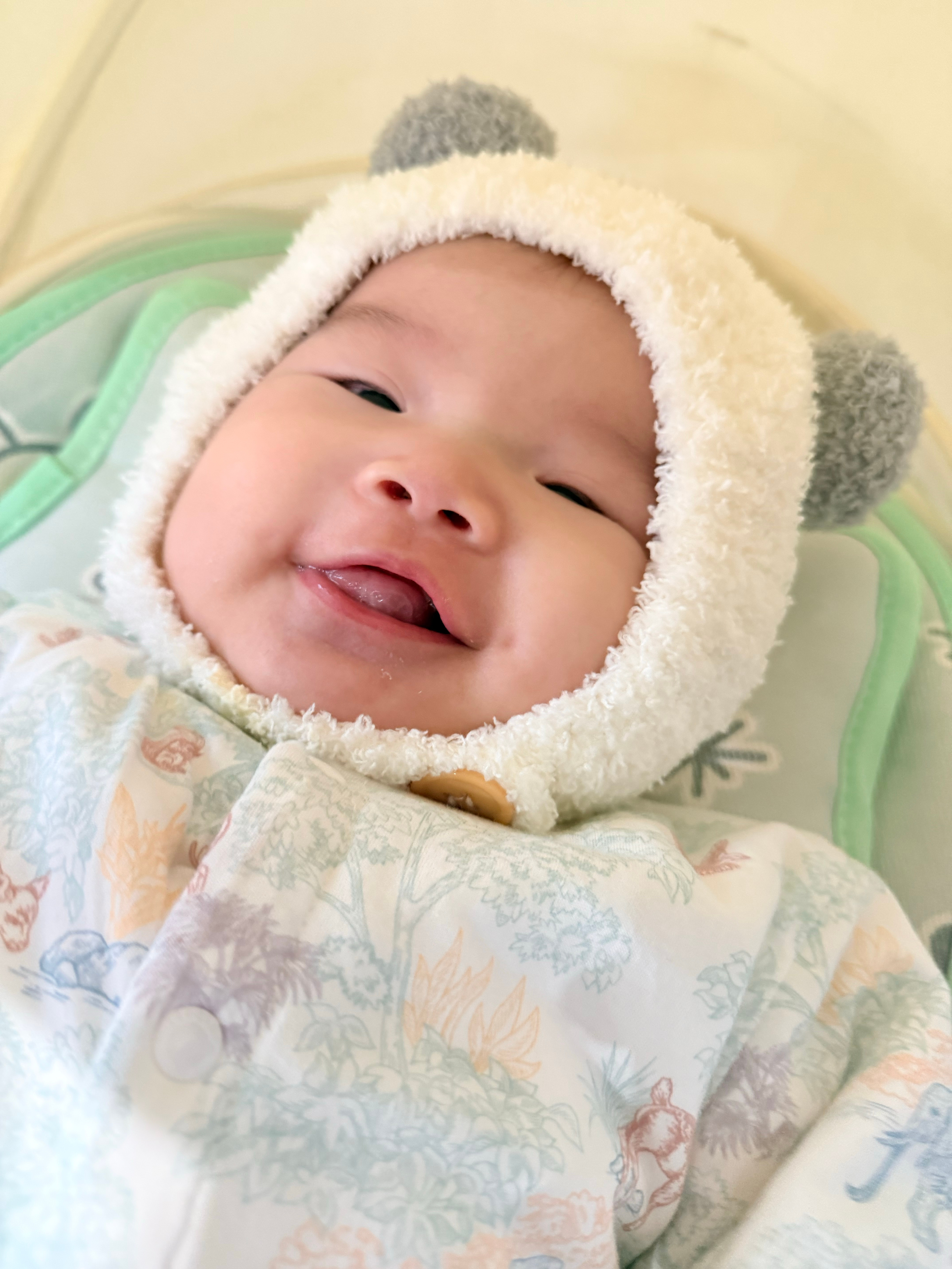 10.6南昌乔迁宴
女鹅第一次出远门坐高铁 逛山姆记
5点起床赶高铁🚄
把宝宝还在睡梦中抱醒 我的天使宝宝从家出发到达南昌 未出现出闹等现象 全程都是懵懵以及见人就爱笑的小孩👧
很完美的一次出行 今天宝宝超级给力 宝宝一路从南昌睡到宜春回来 21点下高铁打车路上因为饿的厉害 下车找隐蔽角落喂奶 ​