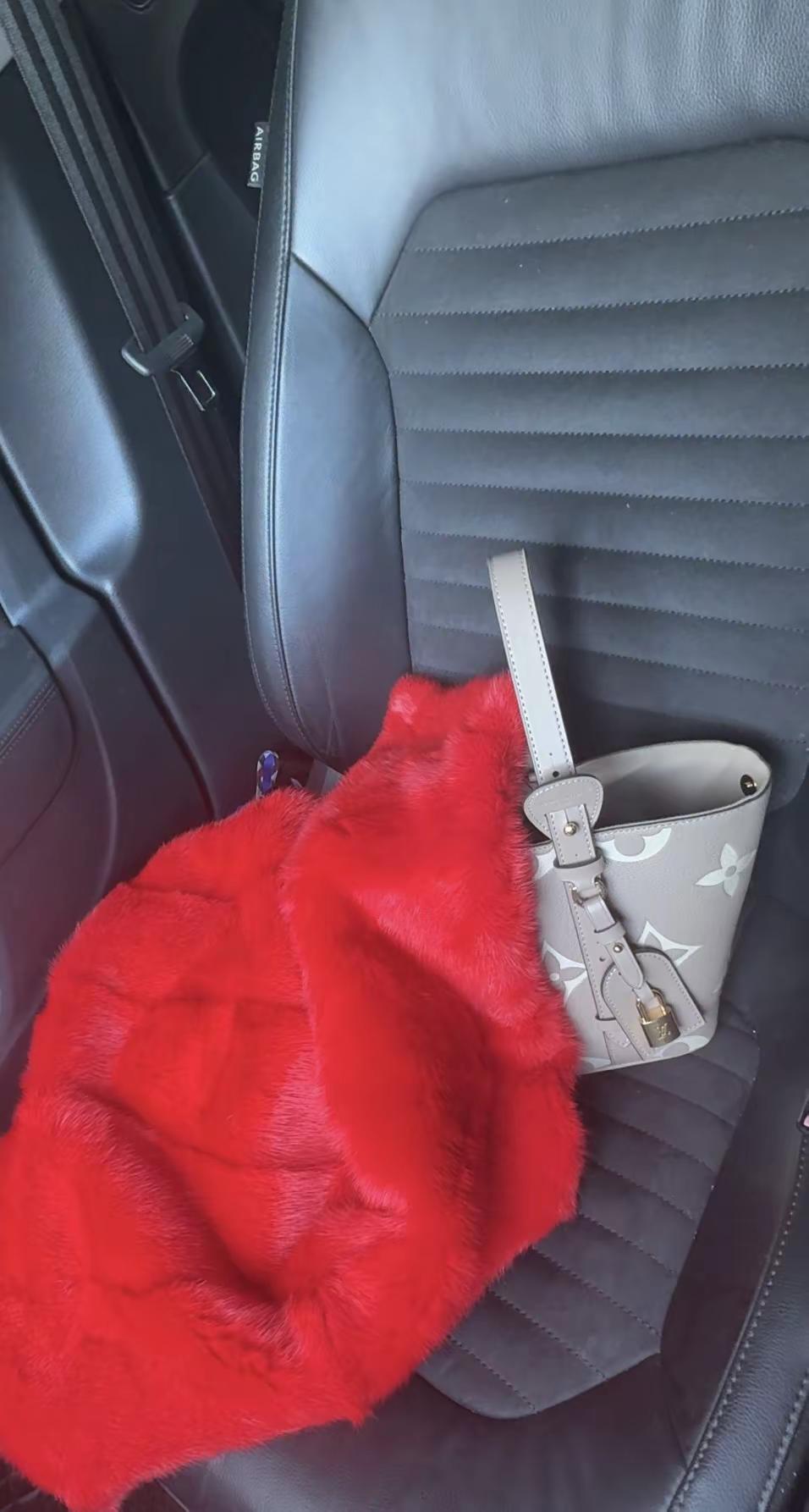 成熟女人的三大标志！穿貂，买包包，做自己喜欢的事情