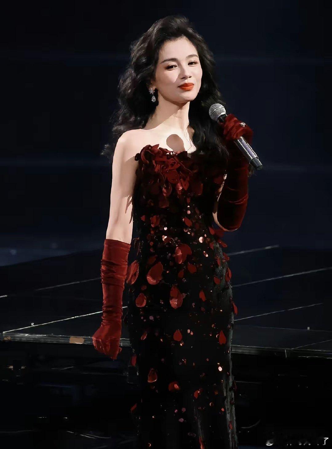 湾区晚会落幕，最出彩的不是压轴出场的章子怡，也不是有演唱功底的范玮琪，而是敢全麦开唱粤语，港风状态亮眼的刘涛。 ​