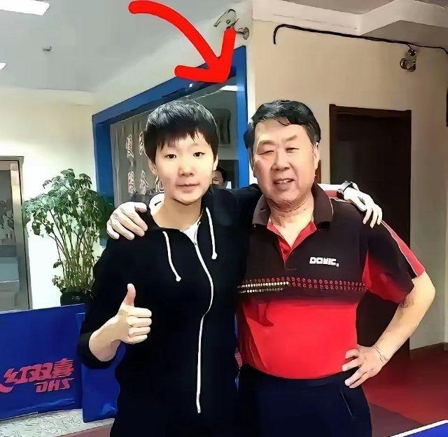 奥运冠军王曼昱送79岁启蒙教练一台车，老爷子死活不要，撂下一句话让她当场红了眼。按摩椅送到的那个下午，韩连贵正戴着老花镜看报纸上王曼昱的比赛新闻。
​听见门口搬东西的动静，他扶着老花镜抬头，瞧见印着品牌logo的大纸箱往屋里抬，眉头一下就拧成了结。前阵子送车的事他刚硬邦邦推回去，这姑娘 ​