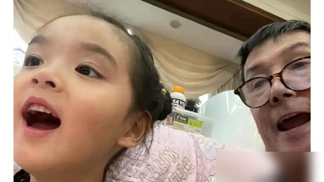 向佐家那点基因账，到第三代才算真正算明白。
向华强年轻时候浓眉大眼，向太也是标准美人坯子，结果向佐兄弟俩愣是没接住。网友嘴毒，说这是“基因开小差”。直到向佐娶了郭碧婷，孩子生出来，全网才松了口气——颜值直接回血。
有意思的是，外界天天传他俩婚变、分居。向太急得出来辟谣，说儿子一有空就飞台北，天天